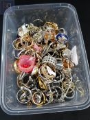 BOX OF MIXED RINGS TO INCLUDE SILVER