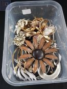 BOX OF VINTAGE BROOCHES