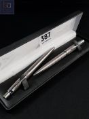 2 PARKER PENS