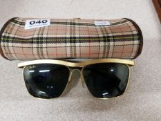 PAIR OF VINTAGE RAY-BAN GLASSES