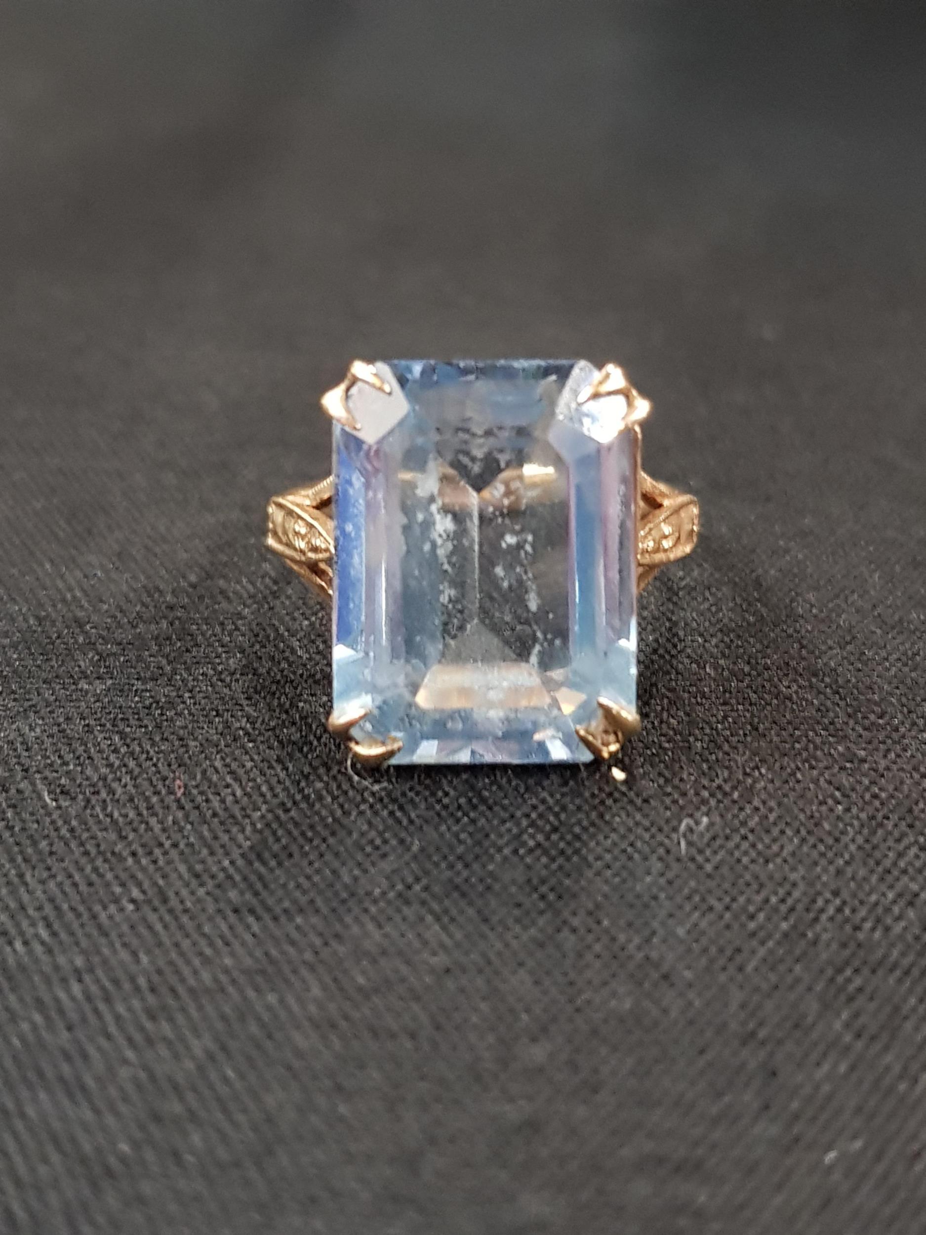 9 CARAT GOLD AQUAMARINE RING