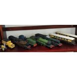 QUANTITY OF VINTAGE MODEL TRAIN ENGINES AND CARRIAGES