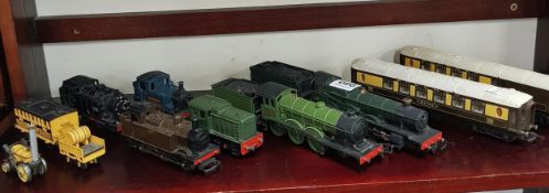 QUANTITY OF VINTAGE MODEL TRAIN ENGINES AND CARRIAGES