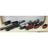 QUANTITY OF VINTAGE MODEL TRAIN WAGONS