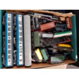 BOX LOT OF MODEL TRAIN CARRIAGES, WAGONS ETC