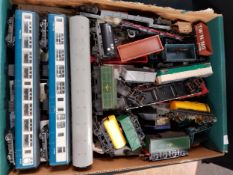 BOX LOT OF MODEL TRAIN CARRIAGES, WAGONS ETC