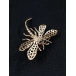 9 CARAT GOLD DECORATIVE DRAGONFLY BROOCH WITH BLUE SAPPHIRE EYES