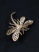 9 CARAT GOLD DECORATIVE DRAGONFLY BROOCH WITH BLUE SAPPHIRE EYES