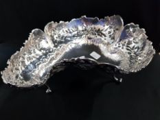 CONTINENTAL SILVER DISH 365G 22CM LONG AND STANDING 11CM