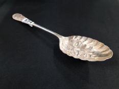 SILVER BERRY SPOON 22CM LONDON 1906-07 WILLIAM HUTTON AND SONS LTD