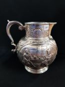 GEORGIAN SILVER JUG DECORATED WITH OLD PUB SCENE HALLMARKED FOR LONDON 13.5 CM TALL 454G