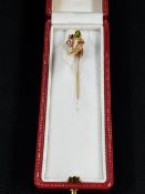 18 CARAT YELLOW GOLD SUFFRAGETTE STICK PIN - RIBBON STYLE TOPPING SET WITH OVAL PERIDOT AND AMETHYST