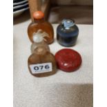 4 VARIOUS SNUFF BOTTLES AND CARVED CINABAR BOX