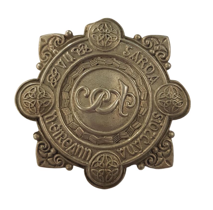 FIRST ISSUE GARDA HELMET PLATE ( FOR DAY USE). FIRST ISSUE CAP BADGES AFTER INDEPENDANCE 1922.