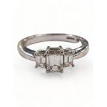 18 CARAT WHITE GOLD AND DIAMOND RING WITH CIRCA 0.75 CARAT OF DIAMONDS