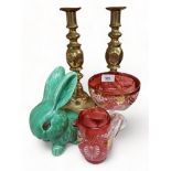 SHELF LOT TO INCLUDE SYLVAC RABBIT, RUBY GLASS AND PAIR OF BRASS CANDLESTICKS