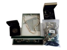 QUANTITY OF JEWELLERY TO INCLUDE SILVER, LINKS OF LONDON ETC