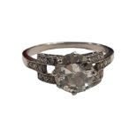 PLATINUM & DIAMOND RING WITH MAIN DIAMOND SOLITAIRE & DIAMONDS TO EACH SHOULDER SETTING. CIRCA 1