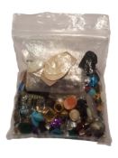 QUANTITY OF MIXED LOOSE GEMSTONES TO INCLUDE DIAMOND, RUBY, PERIDOT ETC