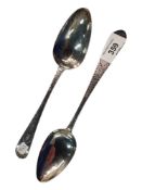 PAIR OF GEORGIAN IRISH SILVER SPOONS 122G