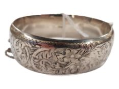 ORNATE HALLMARKED SILVER HINGED BANGLE WITH SAFETY CHAIN