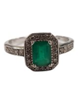 18 CARAT WHITE GOLD EMERALD & DIAMOND RING - SIZE T