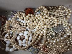 COLLECTION OF VINTAGE PEARLS & BEADS
