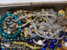COLLECTION OF VINTAGE & ANTIQUE GLASS BEADS