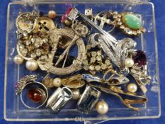 CLEAR BOX OF JEWELLERY TO INCLUDE SILVER
