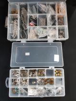 JEWELLERY MAKING ITEMS TO INCLUDE LINKS, CHARMS & STORAGE BOXES ETC