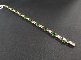 9 CARAT GOLD GREEN STONE AND DIAMOND BRACELET 9.9G