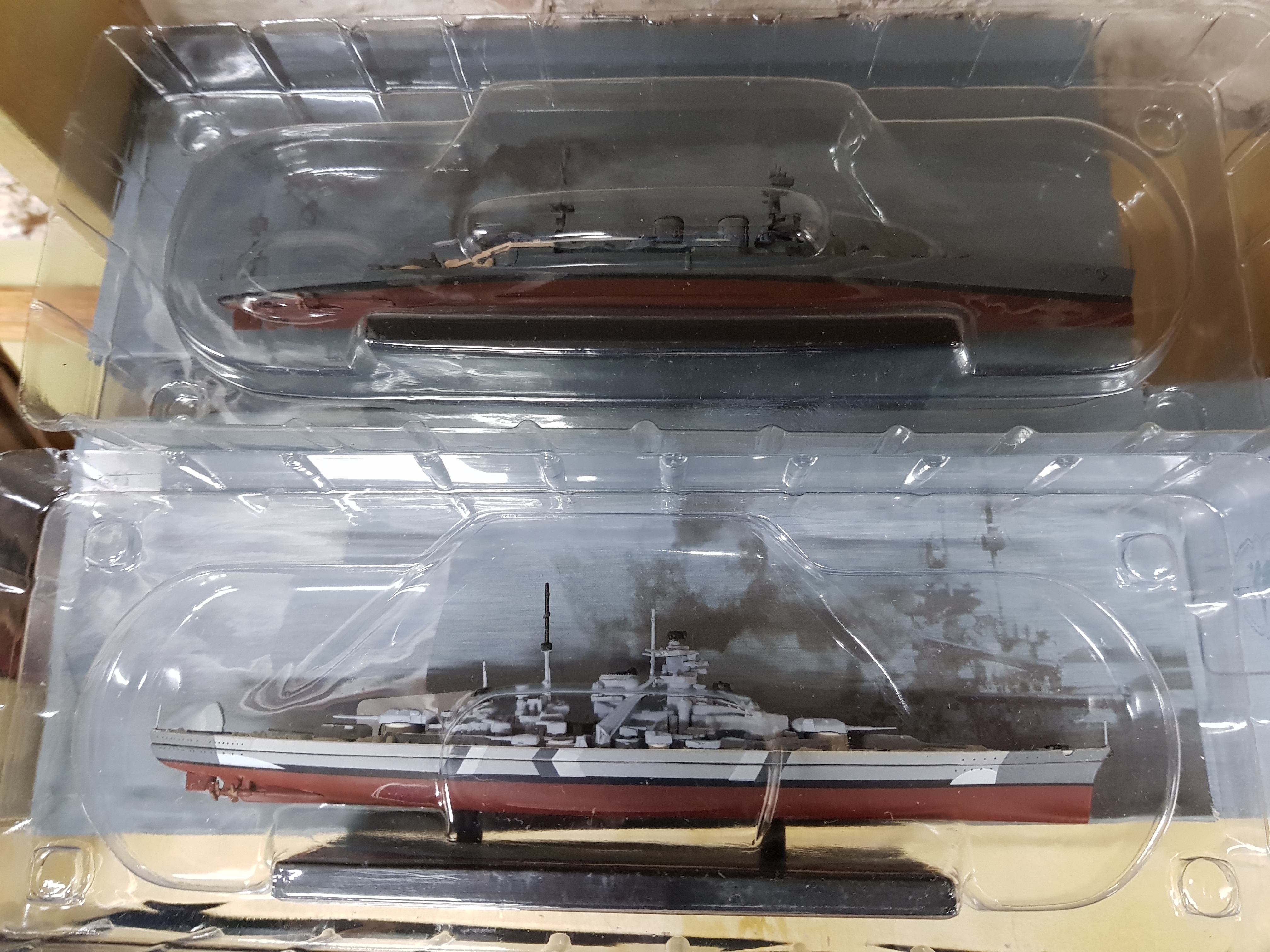 2 SCALE MODEL SHIPS HMS HOOD & BISMARCK IN BOXES WITH CERTIFICATES - Image 2 of 2
