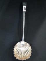 IRISH SILVER SHELL BOWL SOUP LADLE DUBLIN 1792 - 34cms.