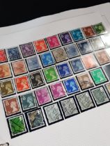 FOLDER OF GREAT BRITAIN STAMPS - APPROX 500