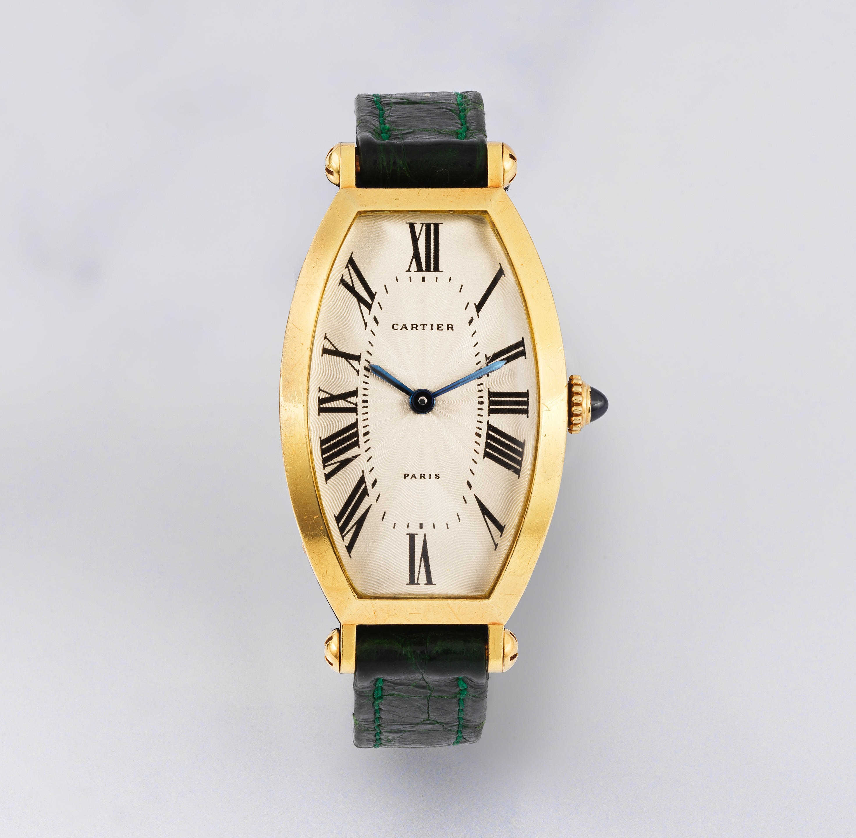 Cartier. Montre bracelet de dame en or jaune 18K (750) de forme tonneau mouvement m&#233;canique...