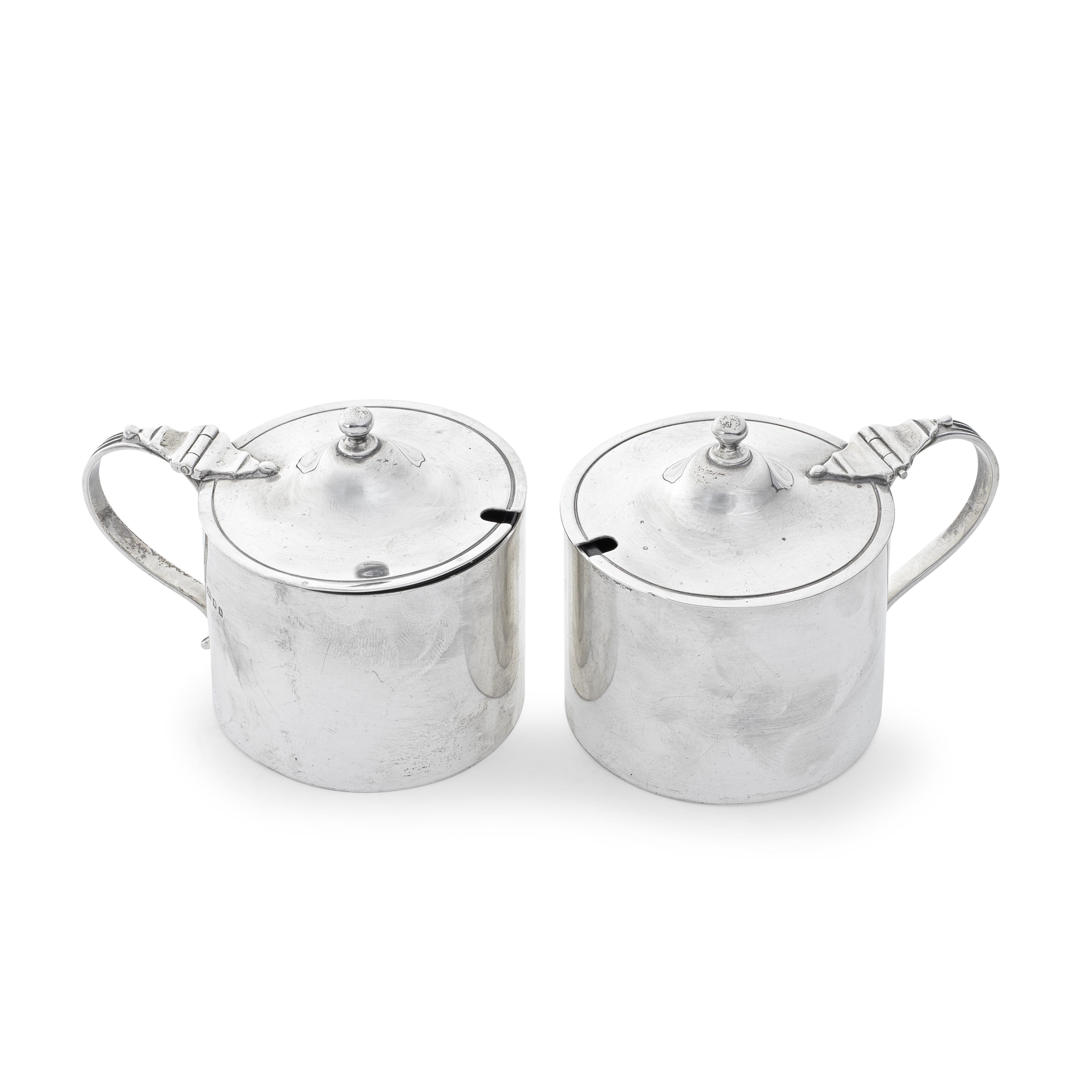 A pair of silver drum mustard pots Goldsmiths & Silversmiths Co Ltd, London 1925 and 1926 (2)