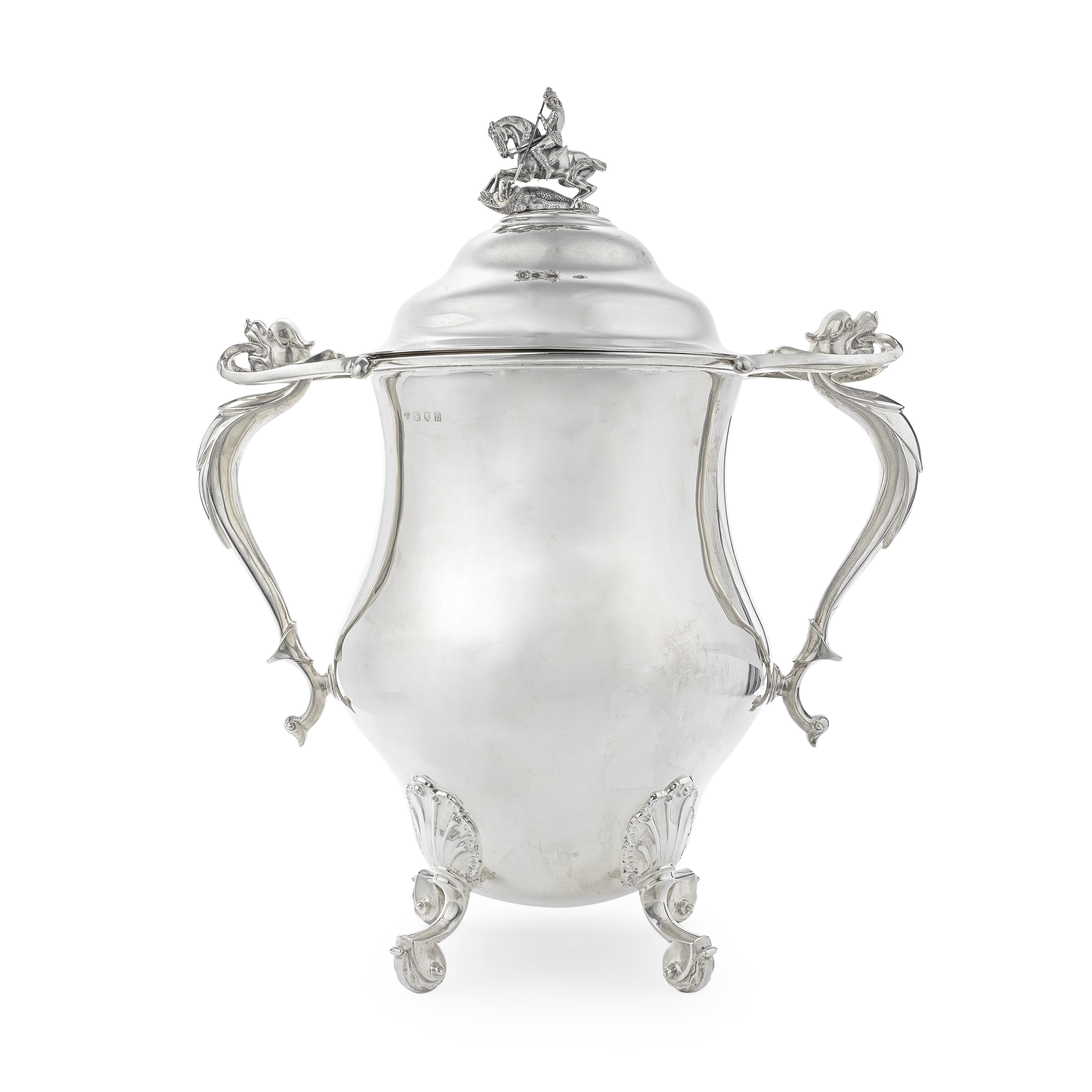 A large Edwardian silver two-handled cup and cover Goldsmiths & Silversmiths Co Ltd, London 1907