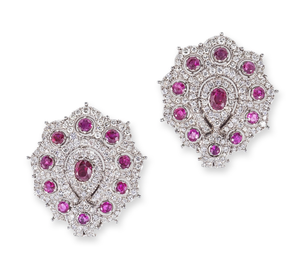 G. PETOCHI: PAIRE DE BOUCLES D'OREILLES RUBIS ET DIAMANTS, MILIEU DU XXe SIECLE