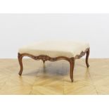 Large tabouret en bois naturel de style Louis XV