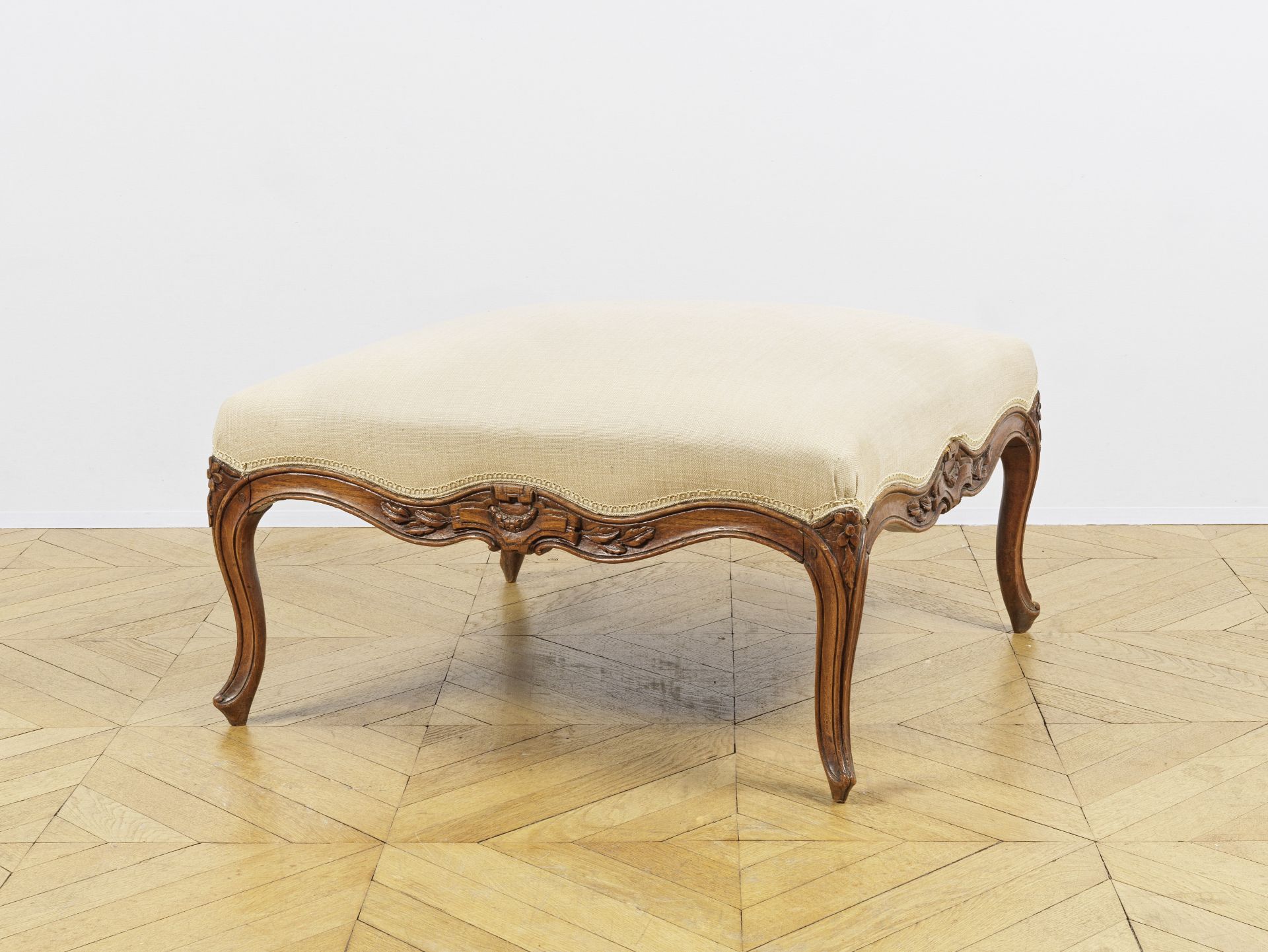 Large tabouret en bois naturel de style Louis XV