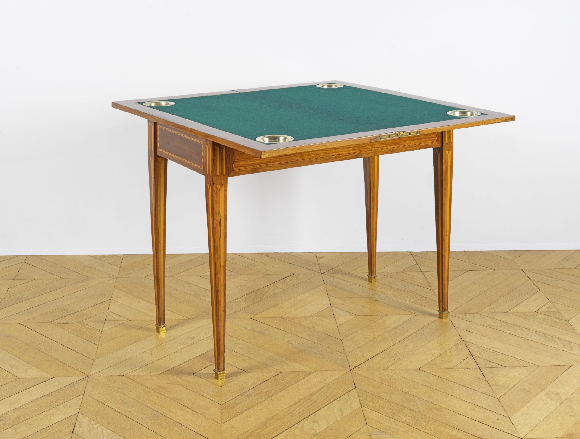Table &#224; jeux de forme rectangulaire en bois de placage