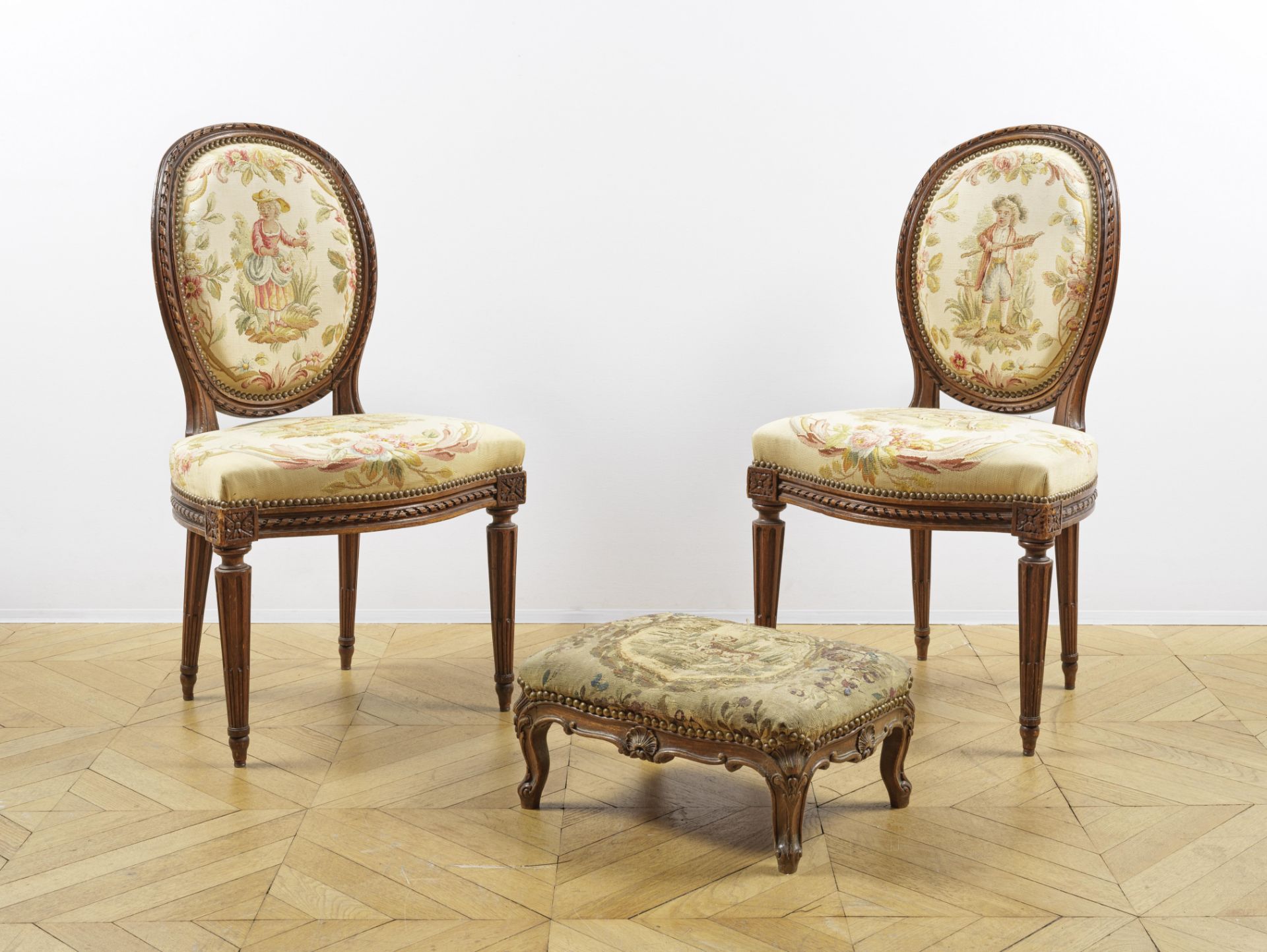 Paire de chaises en bois teint&#233; de style Louis XVI et un tabouret de style Louis XV