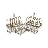 A George V silver toast rack Mark of Thomas Bradbury & Sons Ltd., Sheffield, 1916 (5)