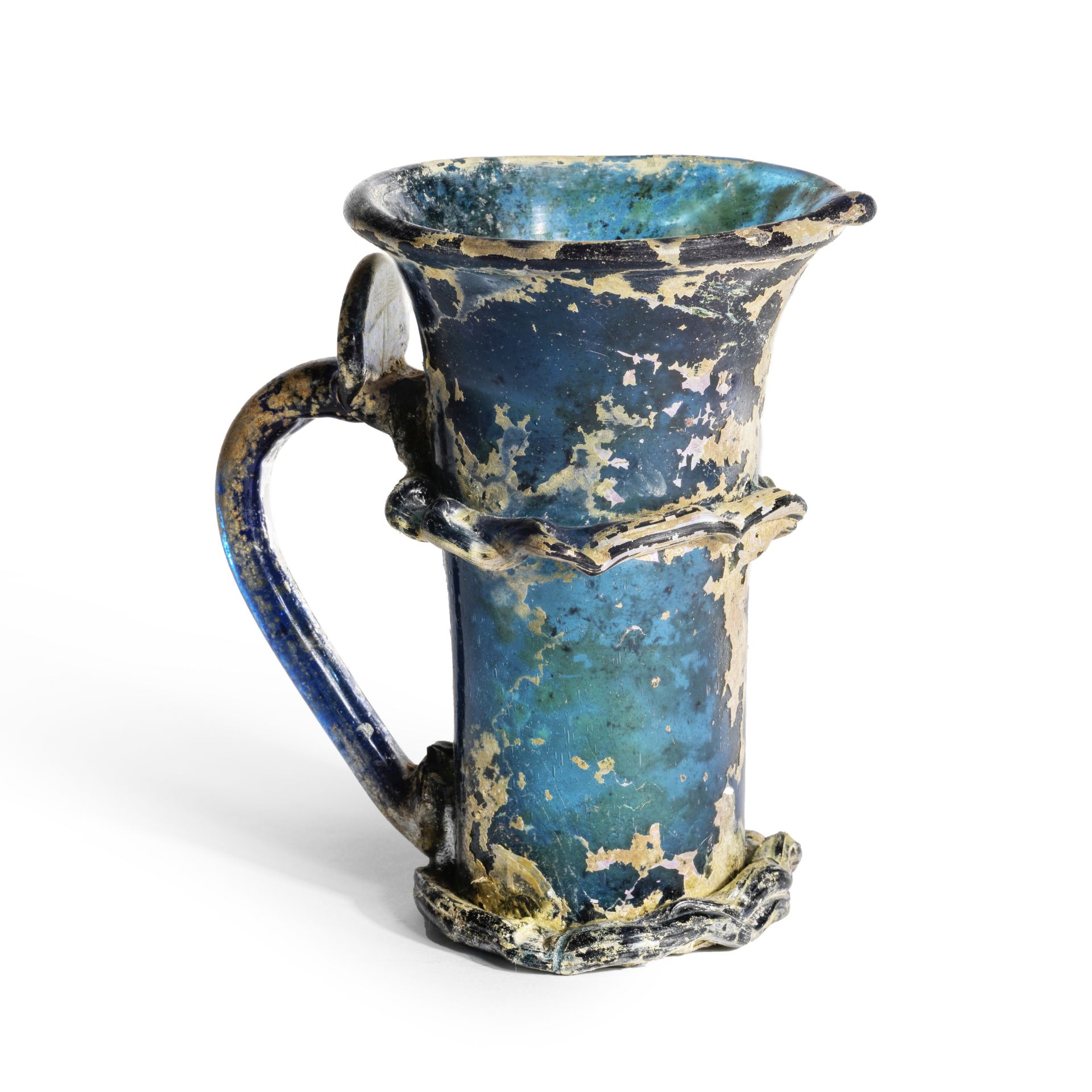 Tasse en verre composite bleu, Perse XIIe si&#232;cle A composite blue glass mug Persia, 12th Ce...