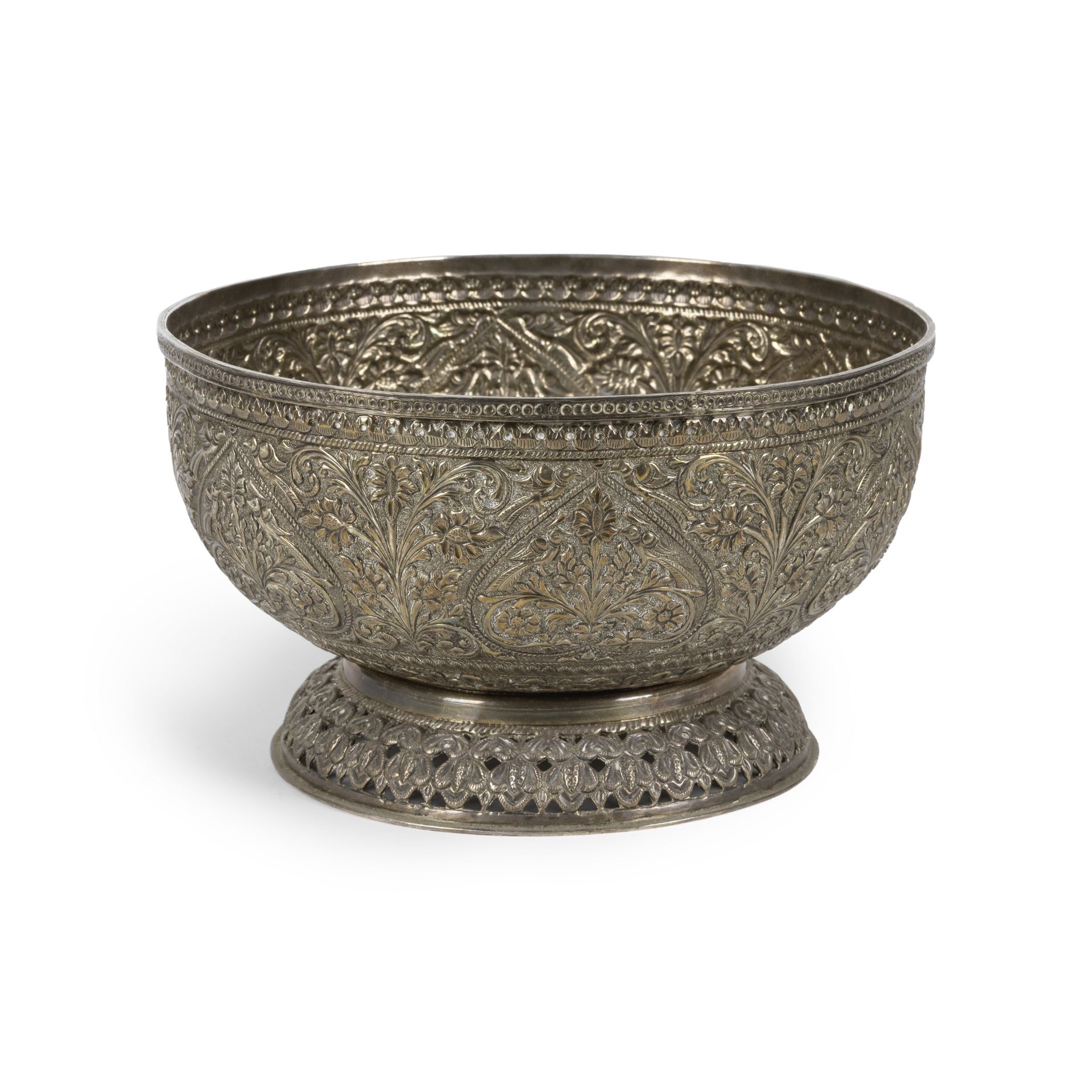 Bol en argent repouss&#233;, Inde XIXe si&#232;cle A repouss&#233; silver bowl, India, 19th Century