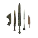 Ep&#233;e courte en bronze du Luristan et quatre autres armes en bronze, circa XI-VIIIe si&#232;...
