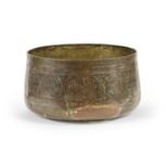 Bassin Mamelouk en cuivre, Egypte ou Syrie XIV-XVe si&#232;cle A large Mamluk copper basin, Egyp...