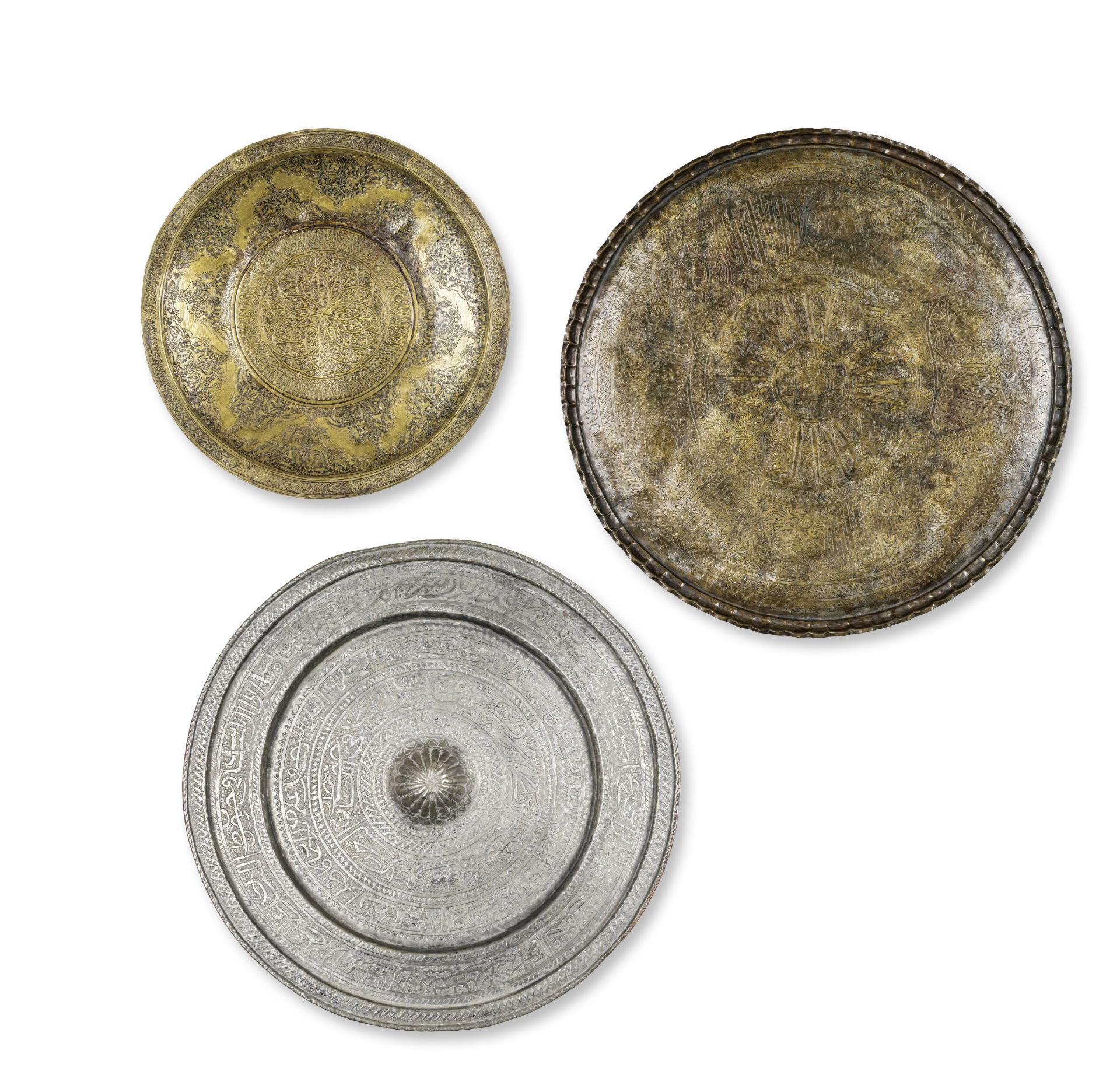 Trois plateaux, Egypte ou Syrie XIX-XXe si&#232;cle Three large chargers, Egypt or Syria, 19th/2...