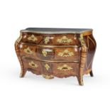 Commode su&#233;doise de forme bomb&#233;e en bois de violette et bois fruitier, ornementation d...