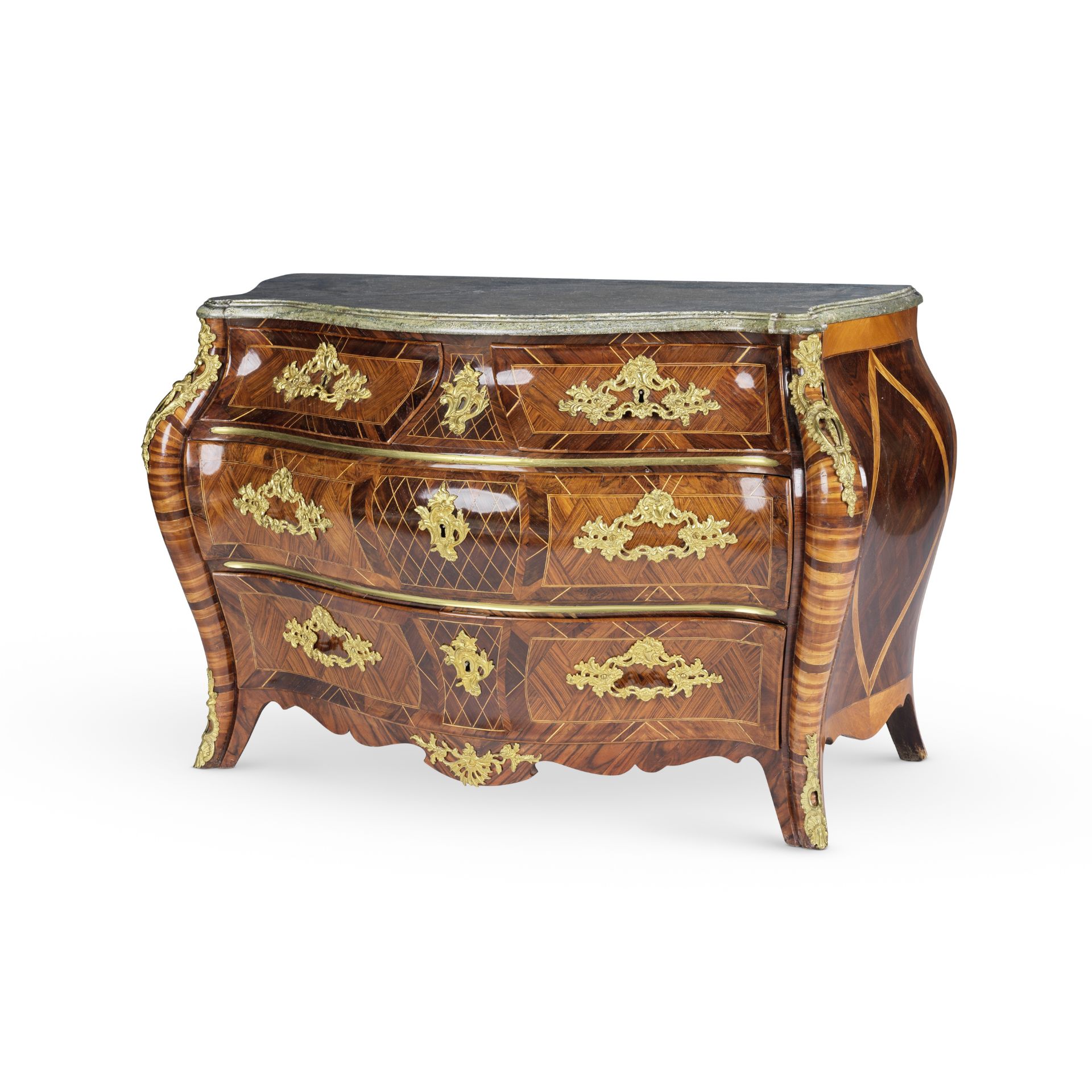 Commode su&#233;doise de forme bomb&#233;e en bois de violette et bois fruitier, ornementation d...